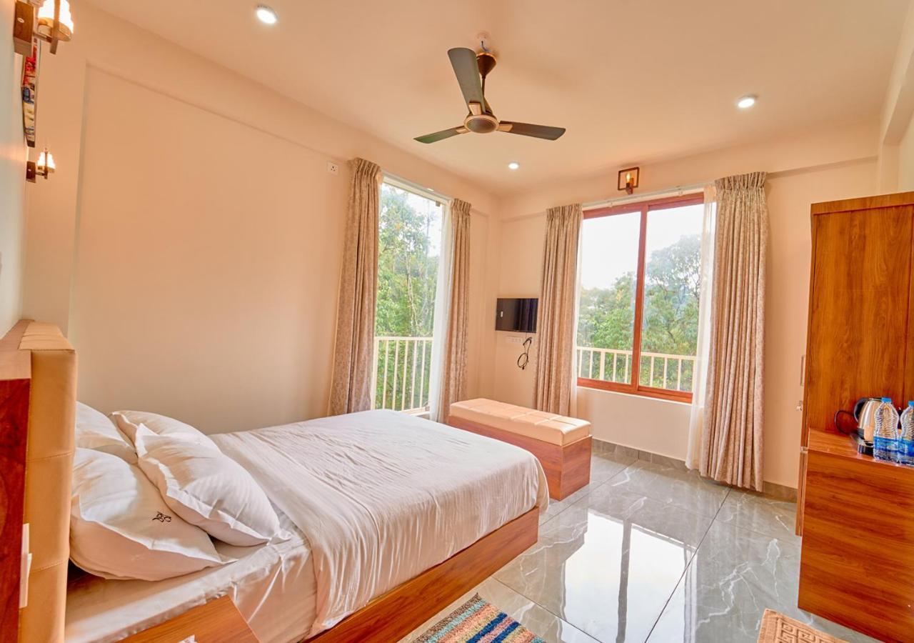 Glen Castle Vagamon Pool Resort By Voye Homes Exteriör bild