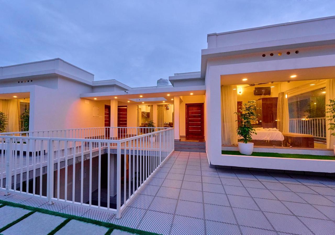 Glen Castle Vagamon Pool Resort By Voye Homes Exteriör bild