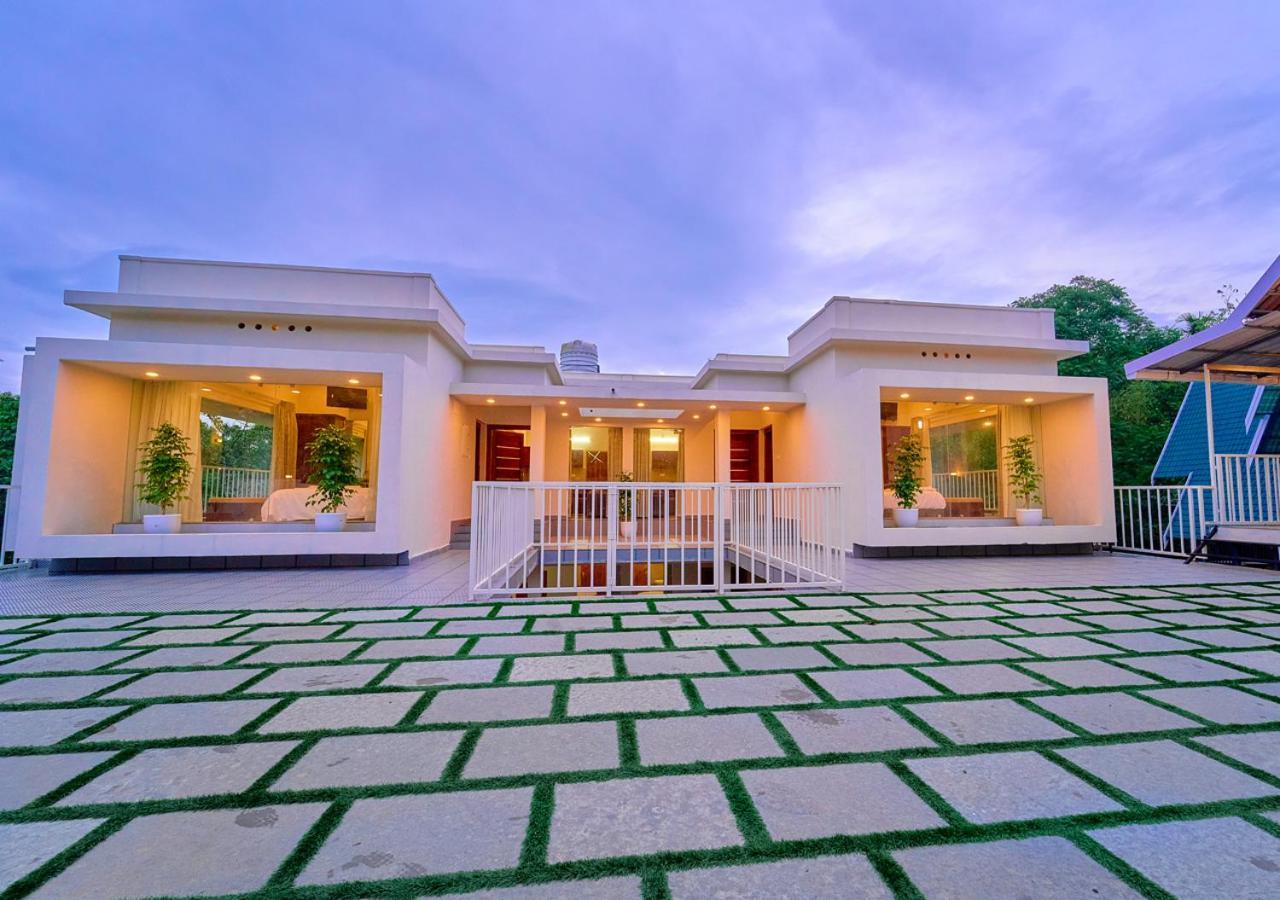 Glen Castle Vagamon Pool Resort By Voye Homes Exteriör bild